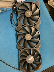 华硕太阳神机箱风扇14cm两个,三针接口,一个采融日系双滚珠