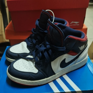 40码gs   aj1 mid 白蓝红  成色自观  219