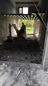 专业承包室内下挖施工，垃圾短驳清运服务和现浇地坪垫层施工。有