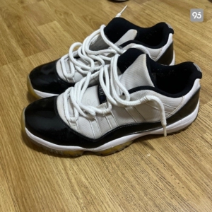 aj11 low 康扣低帮 44码 老鞋了 成色如图 瑕疵已