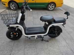 爱玛小马工具车有需要的联系我.60/20 一年多车