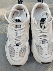 卡迪高网面女鞋36码,刚刚洗刷干净,内侧卡迪高的老爹鞋通病