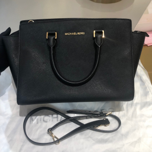 mk selma系列经典款女包!设计简单大方,结实耐用,手提