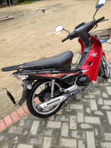 女装弯梁摩托车110cc,大杨品牌,外观很新,才开了2千公里