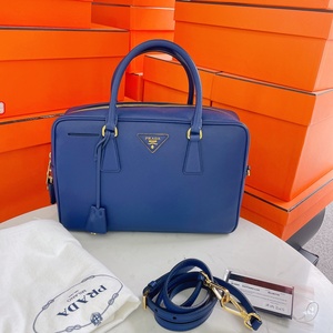 99新 prada电光蓝枕头包 原价20000 有肩带 尘袋