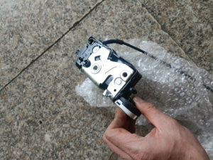 雪铁龙世嘉左前门锁块,全新