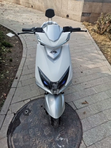 爱玛雪豹72v旗舰运动版原装德国博世1200w电机,铅酸72