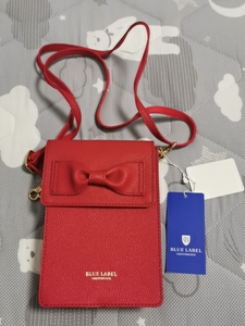 日本蓝标巴宝莉手机包，正红色，包盖上有个漂亮的蝴蝶结，可斜挎