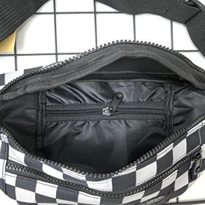 万斯黑白格斜挎包