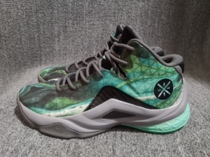 李宁队尚4绿巫毒42码正常穿着痕迹成色如图都是实物拍摄所见即