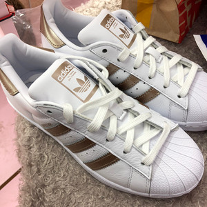 阿迪达斯三叶草贝壳头金色