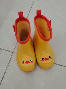 女童小黄鸭雨靴25码，孩子很喜欢，实体店买的。
