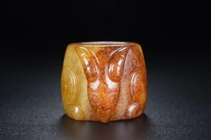 旧藏和田玉西周羊头玉扳指,雕工精细皮克老气,成色如图!尺