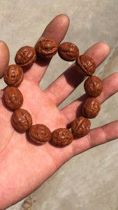 自玩半年多的小秋子蛤蟆头手串 边16 肚17桩高19 有一颗