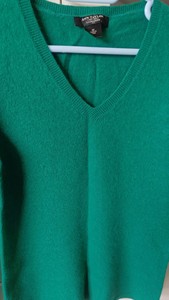 实物比图片要亮，是好看的绿色，ann taylor纯羊绒衫