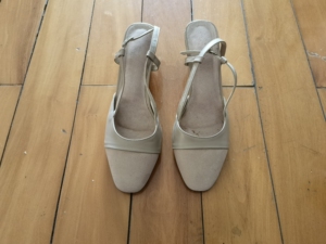 高跟鞋米色 有污渍见图5 带子有点发硬 不怎么穿高跟鞋转