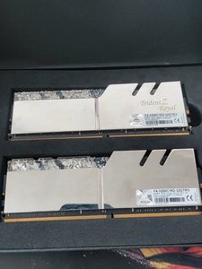 芝奇皇家戟16g*2 频率3200c16,一直自用,功能一切