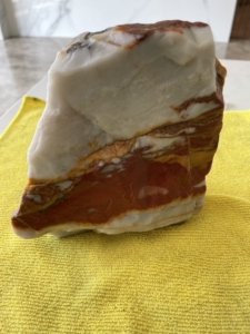 新疆哈密三彩玉 原石 底部平整直接可做摆件