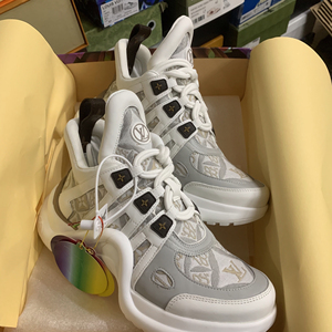 上个月闺蜜送的lv老爹鞋.码数小了 穿不了.仅试穿了一下.成