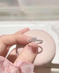 周大福粉钻戒指