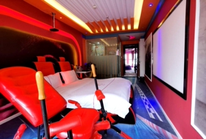 成都蝶恋花情侣主题酒店速度与激情影院房(电动床八爪椅)