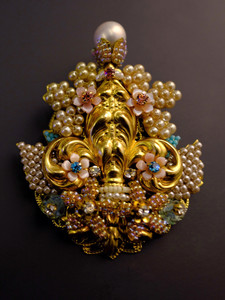 d&moe佛罗伦萨标志鸢尾卷草胸针    鸢尾花纹有很多,唯