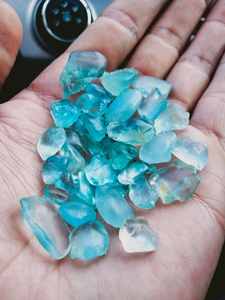 海蓝宝石原矿图片