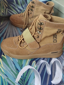 全新卡伊曼休闲鞋,颜色驼色,材质是牛绒皮拼接帆布,鞋底是防滑