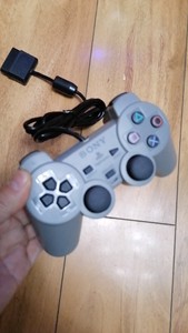 索尼PS1游戏机震动手柄，灰色全新未使用闪闪亮，细节看图。制