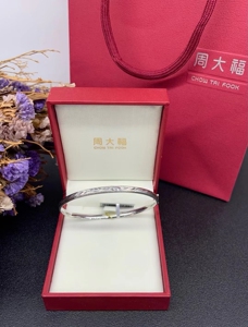2220元15周大福铂金手镯pt950椭圆形贵妃镯 9.29g