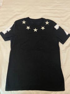 正品纪梵希经典星星图案男士短袖,于天津万象城纪梵希购入,脖子