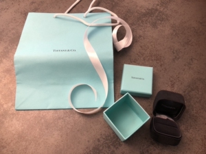 tiffany戒指盒 万象城专柜购买,当时是买对戒的盒子,不