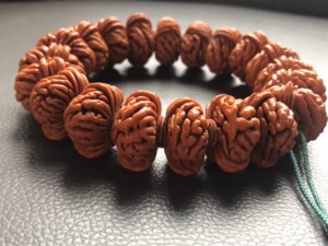 秦岭天然桃核手串龙纹桃核手串矮桩刺龙,纯天然纹路