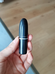 mac小辣椒口红,色号a18,这个只剩一半,但是颜色很好看