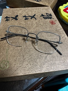 aojo木九十旗下旗下 钛框 设计感 银色眼镜框，买回来本来