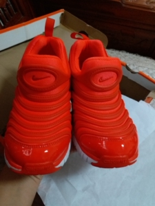 红色毛毛虫耐克