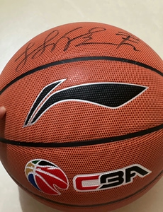 辽宁男篮韩德君签名篮球