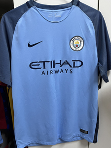 出曼城1617赛季主场耐克欧码l球衣,下过水,领标模糊,有洗