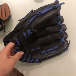 棒球手套,l码,购自迪卡侬店面.买完之后孩子不喜欢这个要换跟