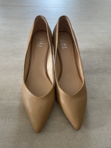 欧罗巴38号,纯牛皮女鞋,微瑕疵,九成新介意勿拍220元,鞋