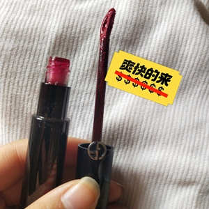 如图,阿玛尼5g黑管唇釉,色号是400,好像是叫血浆正红,小