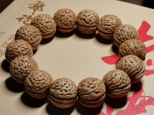 淘宝苹果园4#正宗东北野生山桃核手串,姜黄皮苹果圆矮桩大肚,边肚价格