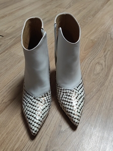 凡卡拉米品牌女鞋99新华联商厦购买,现