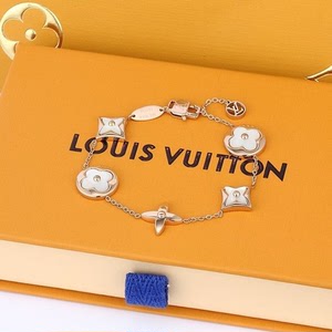 出一条lv幸运四叶草闲置手链,带过两次,包装什么的都还在.这