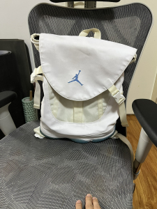 aj11鞋底双肩包,已绝版,保存完好,轻微氧化,可以小刀