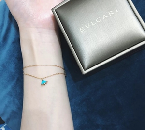 宝格丽蓝色小裙子手链,当时真是爱到不行戴了一年多也就平淡下来