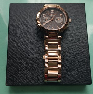 md女士时尚手表