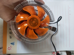 冰暴超静音cpu散热器,使用次数极少嘎嘎新,底座有点硅胶印