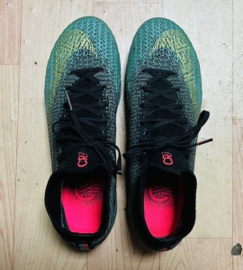 刺客12超顶级fg足球鞋,41码,c罗专属葡萄牙配色,绝版神