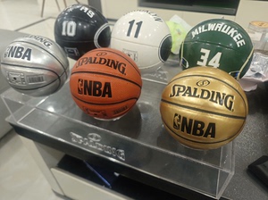收藏品，斯伯丁和NBA联名小篮球，带同款支架，爽快包顺丰